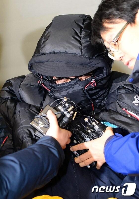 본문 이미지 - "크림빵 아빠 뺑소니 사망사고" 용의자 허모(37)씨가 30일 충북 청주시 흥덕경찰서에서 유치장으로 이송 중 기자들의 질문을 받고 있다. 용의자 허씨는 지난 29일 밤 경찰에 자수했다. 2015.1.30/뉴스1 ⓒ News1 장수영 기자
