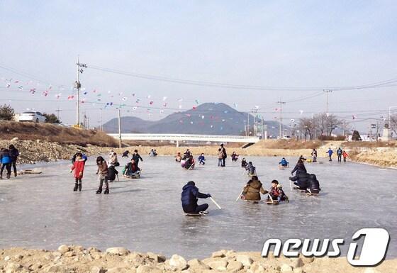 본문 이미지 - 26일 원주시 농업기술센터 옆 매지천에 조성된 민속썰매장에서 시민들이 신나게 썰매를 타고 있다.(독자 제공).2014.1.26/뉴스1 ⓒ News1 권혜민 기자