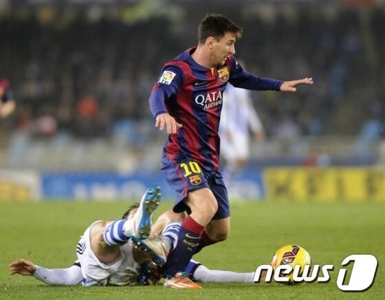 본문 이미지 - 바르셀로나의 리오넬 메시(28)가 5일(한국시간) 스페인 산 세바스티안에서 열린 레알 소시에다드와의 2014-15시즌 스페인 프리메라리가 17라운드 원정 경기에서 상대방의 태클을 피해 돌파를 시도하고 있다. ⓒ AFP=News1