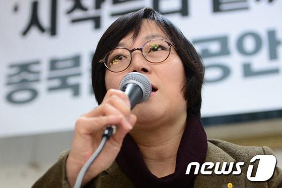 본문 이미지 - "종북 토크콘서트" 논란을 빚고있는 황선 전 민주노동당 부대변인이 5일 오전 서울 중구 향린교회에서 열린 "종북몰이 공안탄압 규탄 기자회견"에서 발언을 하고 있다. 2015.1.5/뉴스1 ⓒ News1 민경석 기자