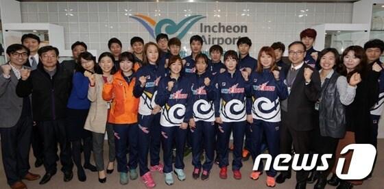 본문 이미지 - 5일 오전 인천공항공사에서 인천공항 배드민턴단 스카이몬스 신규 선수 영입을 기념해 스카이몬스 선수단과 인천공항공사 임직원이 단체사진을 촬영하고 있다. 2015.01.05/뉴스1 ⓒ News1 강남주 기자