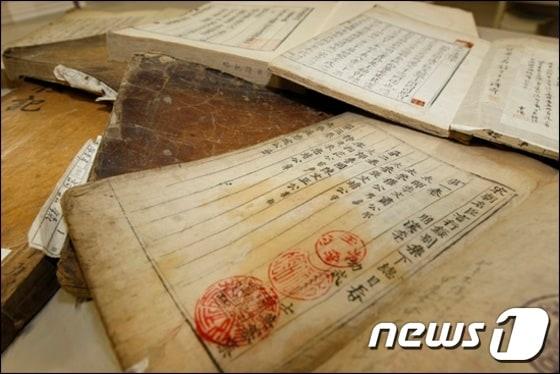 본문 이미지 - 장서인은 책의 소유를 밝히기 위해 찍는 도장이다.