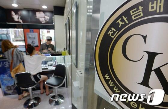 본문 이미지 - 전자담배를 구입하기 위해 상담하고 있는 여성들./ⓒ News1