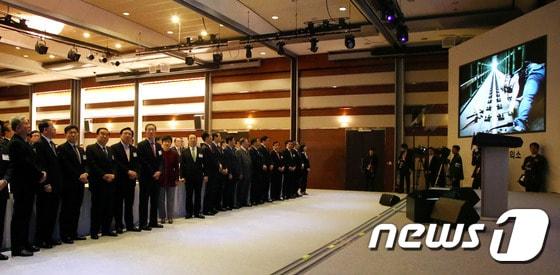 본문 이미지 - 대한상공회의소가 1월 5일 개최한 '2015년 경제계 신년인사회'에서 박근혜 대통령과 박용만 대한상의 회장이 참석자들과 제1회 대한민국 기업사진공모전 수상작을 소재로 제작한 동영상을 감상하고 있다.ⓒ News1