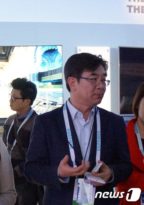 본문 이미지 - 김현석 삼성전자 영상디스플레이사업부 사장이 미국 라스베이거스에서 열린 CES에서 SUHD에 대해 설명하고 있다.ⓒ News1