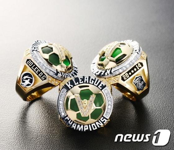 본문 이미지 - 2014 K리그 클래식 챔피언 전북 현대가 최초로 &acute;2014 K리그 클래식 우승기념 반지&acute;를 제작했다. (전북 제공) ⓒ News1