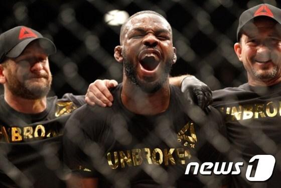 본문 이미지 - 존 존스(가운데)가 도핑 검사에서 약물 복용 사실이 적발됐다. ⓒ AFP=News1