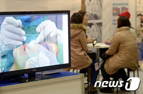본문 이미지 - 8일 서울 강남구 삼성동 코엑스에서 열린 2015 메디뷰 코리아에서 관람객들이 성형외과 부스에서 상담을 받고 있다. 메디뷰코리아는 한국의 우수한 의료관광 인프라와 최신 다이어트 트렌드, 성형의 모든 것을 접할 수 있는 전문 전시회로 11일까지 열린다. 2015.1.8/뉴스1 ⓒ News1 안은나 기자