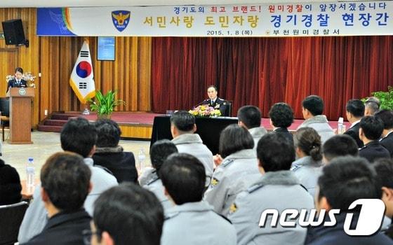 본문 이미지 - 8일 부천원미경찰서에서 현장간담회를 진행 중인 김종양 경기지방경찰청장. ⓒ News1