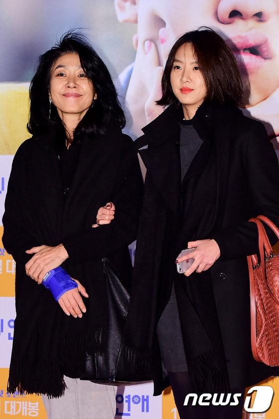 본문 이미지 - 이승기 문채원 주연의 영화 '오늘의 연애' VIP시사회에 동반참석한 김부선-이미소 모녀