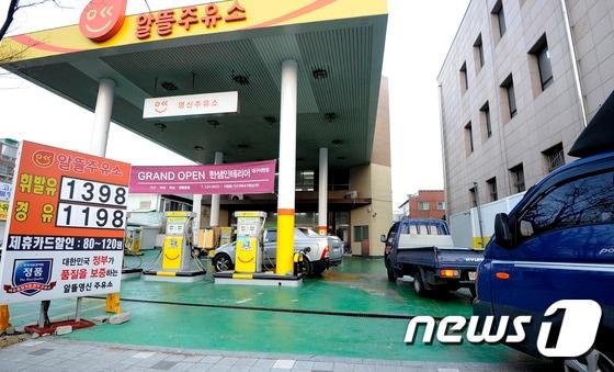 본문 이미지 - 5월 한달간 울산에서 정품의 휘발유를 가장 저렴한 가격에 판매한 '착한 주유소'가 선정됐다. 1리터당 1476.06원에 판매한 울산 울주군 금화주유소가 선정됐다. 집계는 울산환경운동연합과 (사)에너지석유감시단이 조사해 발표했다. 2015.01.09/뉴스1 ⓒ News1 정훈진 기자