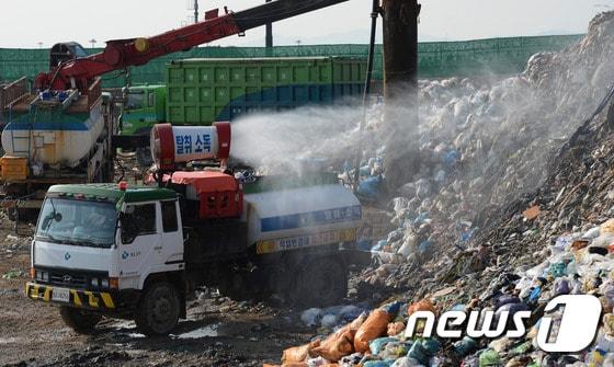 본문 이미지 - 인천시 서구 수도권매립지에서 관계자들이 쓰레기 매립 작업을 하고 있다.  ⓒ News1 윤혜진 기자