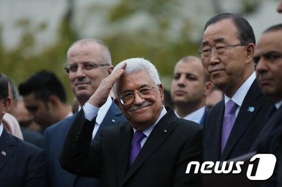 본문 이미지 - 마흐무드 압바스 팔레스타인 자치정부 수반(중). ⓒ AFP=뉴스1