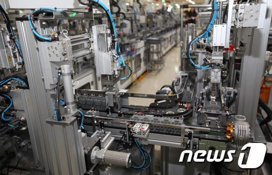 본문 이미지 - LS산전 자동화 솔루션 적용된 LS산전 청주 1사업장 스마트 생산라인.ⓒ News1