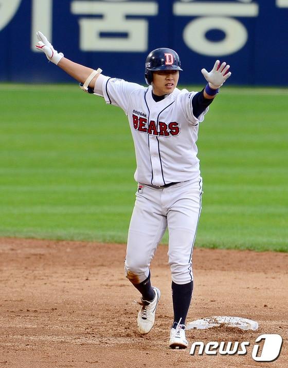 본문 이미지 - 10일 오후 서울 송파구 잠실야구장에서 열린 2015 KBO리그 두산 베어스와 넥센 히어로즈의 준플레이오프 1차전 7회말 두산 정수빈이 2대2 동점을 이루는 1타점 2루타를 친 후 환호하고 있다. 2015.10.10/뉴스1 ⓒ News1 박세연 기자