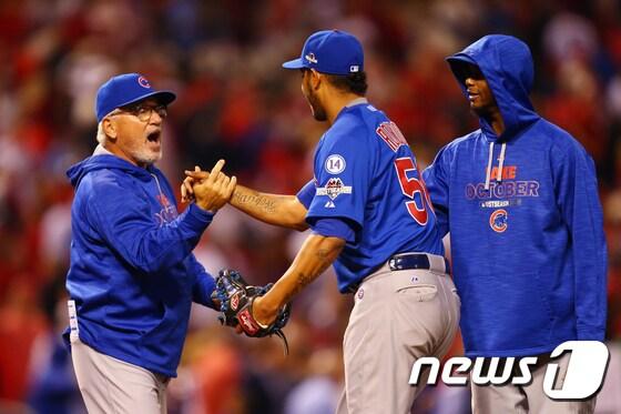 본문 이미지 - ESPN은 조 매든 감독(왼쪽)이 이끄는 시카고 컵스에 대해  올 시즌 우승 후보로 예상했다.  ⓒ AFP=News1