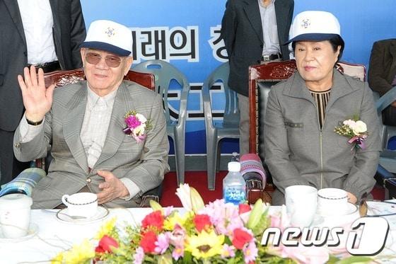 본문 이미지 - 전두환(84) 전 대통령과 부인 이순자(76)씨가 11일 오전 대구 동구 신암동 대구공업고등학교를 찾아 동문들의 체육대회를 지켜보며 손을 흔들고 있다.  전 전 대통령의 모교 방문은 3년 만이다. 2015.10.11/뉴스1 ⓒ News1 이종현 기자