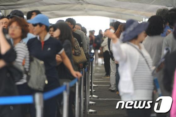 본문 이미지 - 11일 LCT측에 따르면, 해운대 엘시티 더샵의 견본주택 오픈날인 8일부터 11일 오전 11시까지 이 아파트의 견본주택을 찾은 누적방문객수는 약 5만여 명으로 집계됐다.  이승배기자ⓒ News1