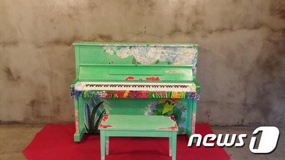 본문 이미지 - 광주 동구는 시민들에게 볼거리를 제공하고자 예술의 거리 내에 '길거리 피아노(Street piano)'를 설치했다고 12일 밝혔다. 사진은 예술의 거리에 위치한 무등갤러리 로비에 설치된 길거리 피아노의 모습. (동구청 제공) 2015.10.12/뉴스1 ⓒ News1 윤용민 기자