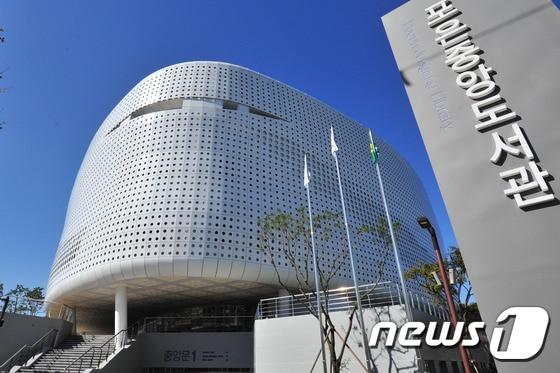 본문 이미지 - 경북 최대 규모를 자랑하는 포항시 포은중앙도서관이 오는 26일 개관을 앞두고 웅장한 모습을 공개했다. 새둥지를 형상화한 포은도서관은 6815㎡면적에 지하 1층, 지상 6층 규모로 지어졌다. 36만권의 장서를 보유한 도서관에는 시민 편의시설이 두루 갖춰져 있다./2015.10.13/뉴스1 ⓒ News1 최창호 기자