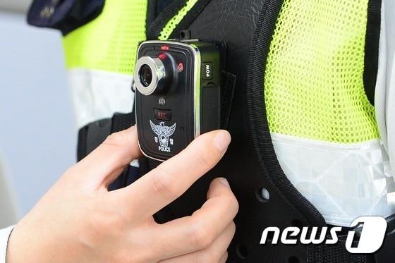 본문 이미지 -  서울 서대문구 경찰청에서 경찰 관계자가 소형 카메라 '웨어러블 폴리스캠'을 착용하고 있다.. 2015.10.14/뉴스1 ⓒ News1 민경석 기자