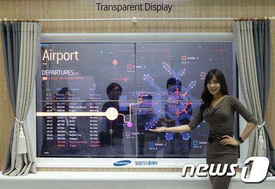 본문 이미지 - 삼성디스플레이는 14~16일 경기도 고양 킨텍스에서 열리는 '국제정보디스플레이전시회(IMID) 2015'에 참가한다. 사진은 45%의 투과율을 갖춘 55인치 투명 OLED로 꾸민 거실 창문. (사진제공=삼성디스플레이) 2015.10.14/뉴스1 ⓒ News1