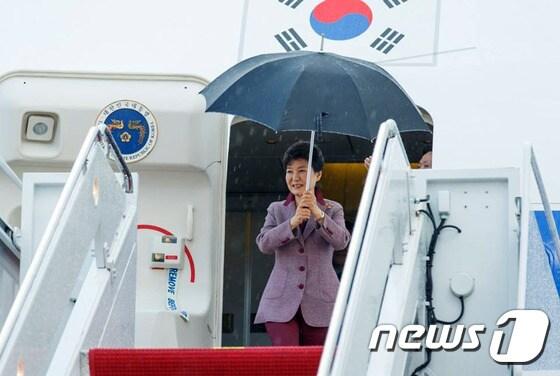 본문 이미지 - 박근혜 대통령이 14일 미국 메릴랜드 주 앤드루스공군기지에 도착해 미소를 짓고 있다. (청와대) 2015.10.14/뉴스1 ⓒ News1 이광호 기자