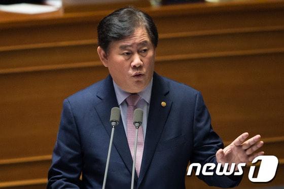 본문 이미지 - 최경환 경제부총리 겸 기획재정부 장관이 15일 서울 여의도 국회에서 열린 제337회 국회(정기회) 제8차 본회의에 출석해 의원들의 경제에 관한 대정부질문에 답변하고 있다. 2015.10.15/뉴스1 ⓒ News1 유승관 기자