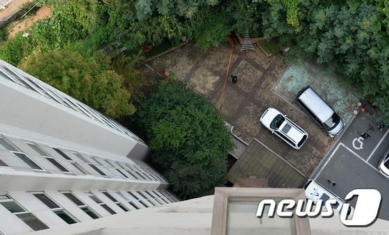본문 이미지 - 16일 오후 경기도 용인시의 한 아파트에서 발생한 캣맘 벽돌 투척 사건 현장이 통제되고 있다. 경찰은 이날 오전 브리핑에서 CC(폐쇄회로)TV 영상 분석으로 A(초등학생)군이 3~4호 라인 엘리베이터를 통해 친구들과 옥상으로 올라가는 모습을 포착하고 탐문수사 끝에 A군을 용의자로 특정했다고 밝혔다. 2015.10.16/뉴스1 ⓒ News1 이재명 기자