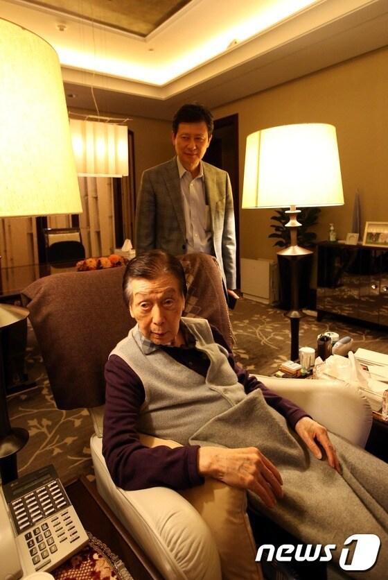본문 이미지 - 신동주 SDJ코퍼레이션 회장이 신격호 총괄회장의 집무실 직접 관리를 시도한 지난 16일 서울 중구 롯데호텔 신격호 총괄회장 집무실에서 신 총괄회장이 기자들의 질문에 답하고 있다. 2015.10.16/뉴스1 ⓒ News1 김명섭 기자