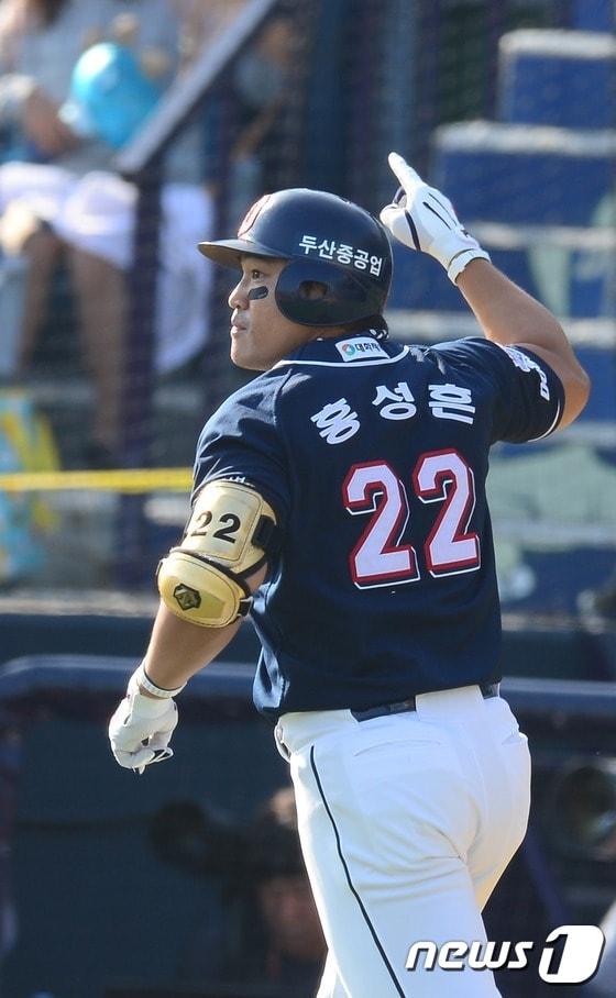 본문 이미지 - 두산 베어스의 프랜차이즈 스타 홍성흔(39)이 22일 은퇴를 선언했다. ⓒ News1 양동욱 기자
