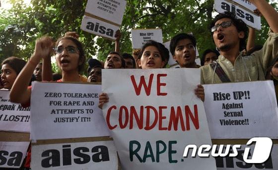 본문 이미지 - 18일(현지시간) 인도 뉴델리 경찰서 앞에서 수십명의 학생들이 모여 2살배기 여자아이의 성폭행을 규탄하는 시위를 벌였다. ⓒ AFP=뉴스1