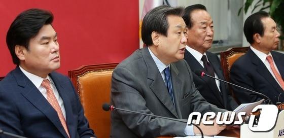 본문 이미지 - 새누리당 김무성 대표가 19일 서울 여의도 국회에서 열린 최고위원회의에서 모두발언을 하고 있다.  2015.10.19/뉴스1 ⓒ News1 오대일 기자