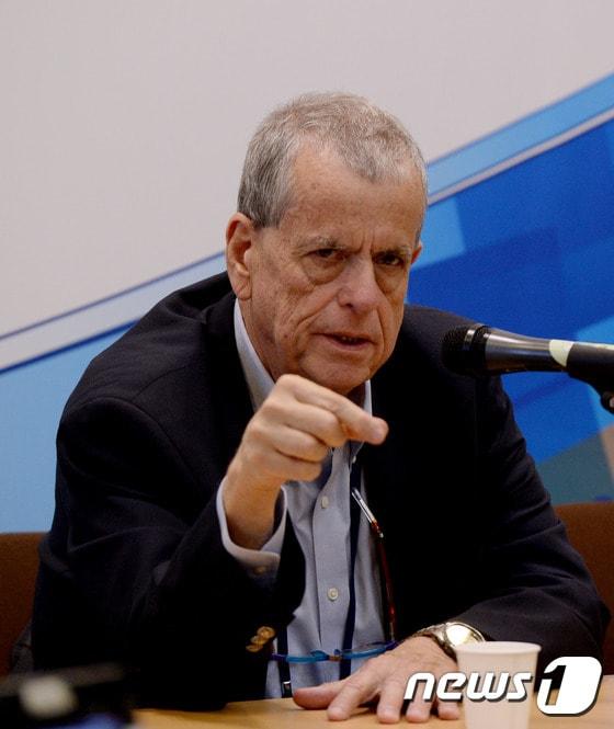 본문 이미지 - 노벨상 수상자 아론 시카노바가 19일 오전 대전컨벤션센터에서 열린 '2015세계과학정상회의'에서 기자회견을 하고 있다. 아론 시카노바 테크니온공과대학교 교수는 2004년 노벨 화학상 수상자이다. 2015.10.19/뉴스1 ⓒ News1 신성룡 기자