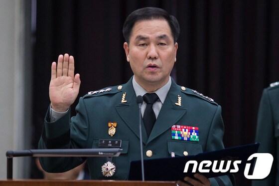 본문 이미지 - 2015년 10월 19일 당시 조현천 국군기무사령관이 서울 여의도 국회에서 열린 국회 정보위원회의 국군기무사령부에 대한 국정감사에 출석해 증인선서를 하고 있다. ⓒ News1 DB