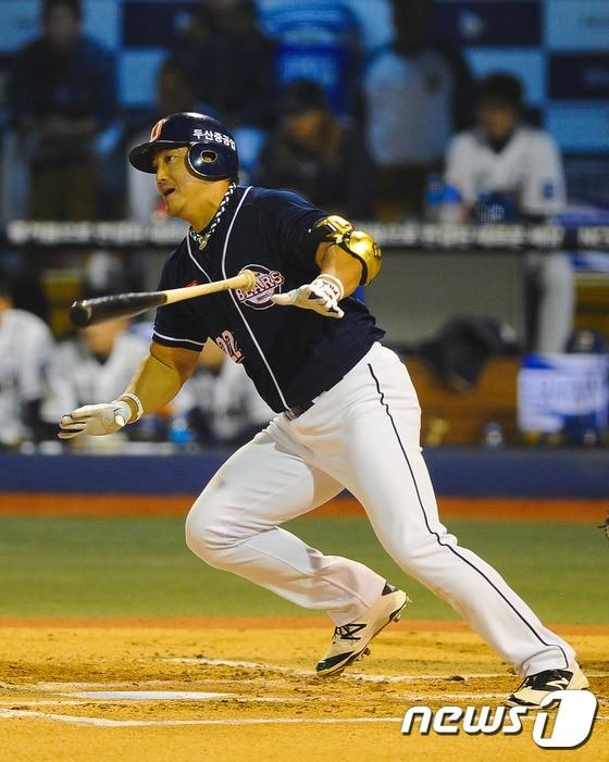 본문 이미지 - 두산 베어스의 홍성흔(38)이 22일 잠실구장에서 열리는NC 다이노스와의 플레이오프(5전 3선승제) 4차전을 앞두고 전날 포수 준비했던 소감을 밝혔다. ⓒ News1 이승배 기자