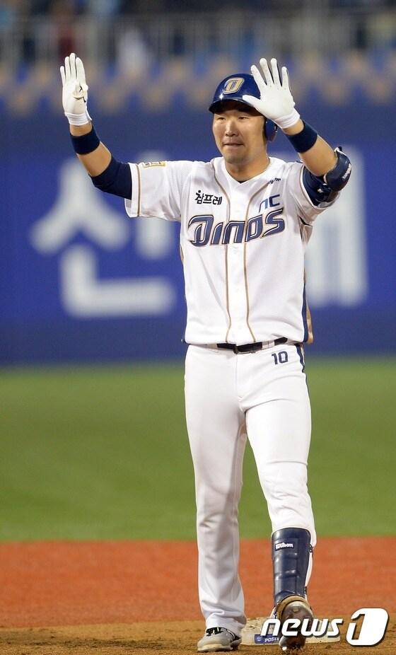 본문 이미지 - 19일 경남 창원 마산구장에서 열린 2015 KBO 플레이오프 2차전 NC 다이노스와 두산 베어스의 경기에서 8회말 무사 1루 NC 지석훈이 1타점 적시타를 친 뒤 2루에서 환호하고 있다. 2015.10.19/뉴스1 ⓒ News1 양동욱 기자