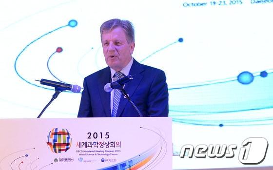 본문 이미지 - 19일 오후 대전 유성구 ICC호텔 컨벤션홀에서 열린 '2015 세계과학정상회의 환영만찬'에서 에스코 아호 핀란드 전 총리가 축사를 하고 있다. 2015.10.19/뉴스1 ⓒ News1 신성룡 기자