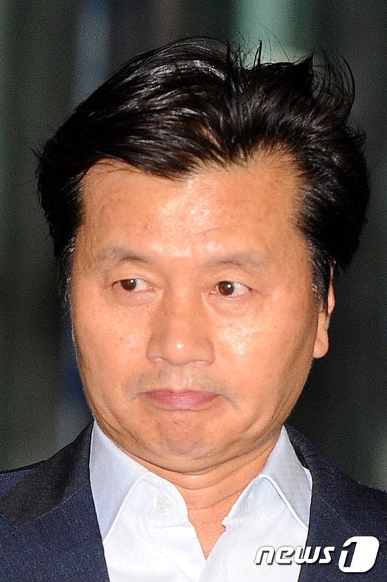 본문 이미지 - 40대 여성 성폭행 의혹을 받고 있는 무소속 심학봉 의원(54·경북 구미 갑)이 16시간의 강도 높은 조사를 받은 후 2일 새벽 대구지검 청사를 나서고 있다. 이날 검찰은 심 의원에게 성관계 과정에서 강압적인 수단을 썼는지, 피해 여성의 진술 번복에 회유나 협박이 있었는지 집중 조사했다./2015.10.2/뉴스1 ⓒ News1 이종현 기자