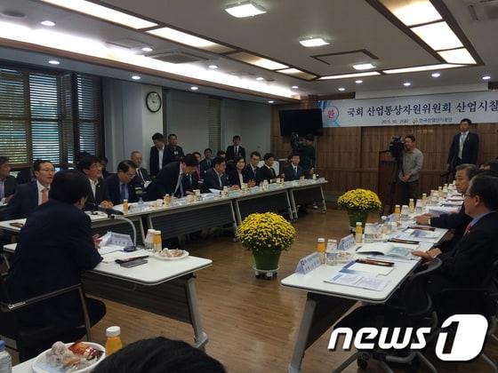 본문 이미지 - 국회 산업통상자원위원회 위원들이 한국산업단지공단 관계자로부터 업무현황 보고를 받고 있다.ⓒ News1