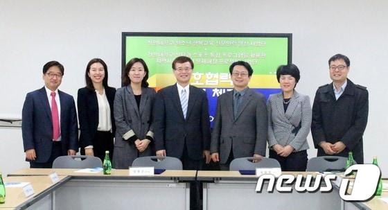 본문 이미지 -  상명대학교 이원석 교수(왼쪽부터), 김효선 교수, 장석진 교수, 정영근 사업단장, 건양대학교 송원영 사업단장, 이영선 교수, 손재환 연구교수 ⓒ News1