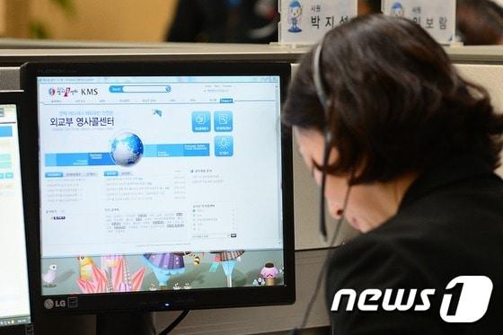 본문 이미지 - 20일 오후 확장 개소식이 열린 서울 중구 대한상공회의소 내 영사콜센터에서 상담 직원들이 업무를 보고 있다. 영사콜센터에서는 해외 재난대응, 사건·사고 접수, 해외안전여행 지원, 신속해외송금 지원, 해외 긴급상황 시 통역서비스 지원, 영사민원 등에 관한 상담서비스를 제공하고 있다.2015.10.20/뉴스1 ⓒ News1 민경석 기자