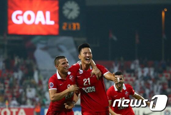 본문 이미지 - 알 아흘리(UAE)의 권경원(가운데)이 21일(한국시간) UAE 두바이의 알 라시드 스타디움에서 열린 알 힐랄(사우디아라비아)과의 아시아축구연맹(AFC) 챔피언스리그 준결승전에서 결승골을 넣은 뒤 기뻐하고 있다. ⓒ AFP=News1