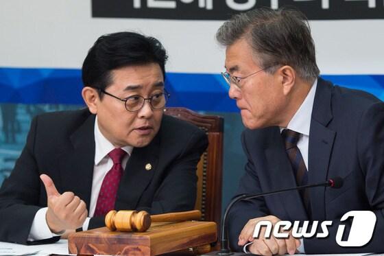 본문 이미지 - 문재인 대통령(오른쪽)과 전병헌 신임 청와대 정무수석비서관. ⓒ News1 유승관 기자