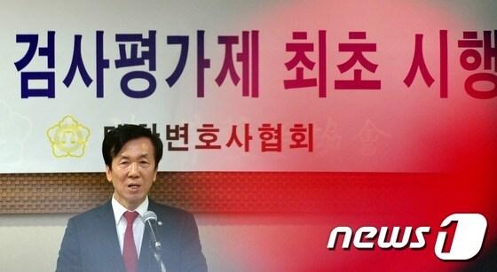 본문 이미지 - 하창우 대한변호사협회장이 21일 오전 서울 강남구 대한변협에서 열린 '검사평가제 최초 시행' 기자간담회에서 검사 평가제에 대해 설명하고 있다.