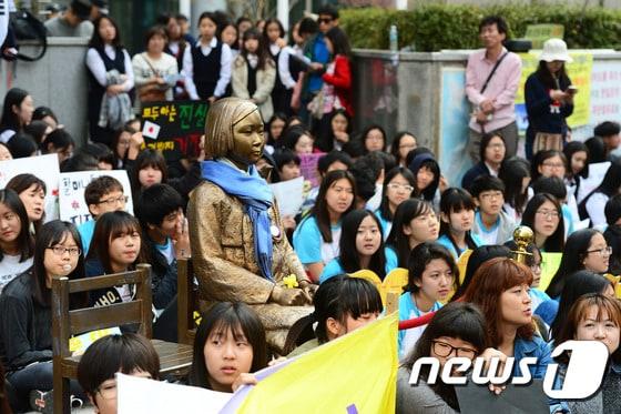 본문 이미지 - 지난 10월21일 서울 종로구 일본대사관 앞에서 열린 제1201차 일본군 '위안부' 문제해결을 위한 정기 수요집회에 참석한 시민들이 위안부 문제해결을 촉구하고 있다. 2015.10.21/뉴스1 ⓒ News1 임세영 기자