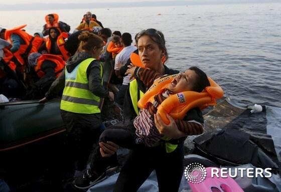 본문 이미지 - 그리스 레스보스섬에 도달한 시리아 난민..ⓒ 로이터=뉴스1