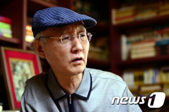 본문 이미지 - 소설이라는 허구의 세계를 통해 자유분방한 ‘성(性)’을 표현하는 작가 마광수 연세대 교수가 소설집 '나만 좋으면'을 출간했다. 마광수 교수가 21일 서울 용산구 이촌동 자택에서 뉴스1과 인터뷰를 하고 있다.ⓒ News1