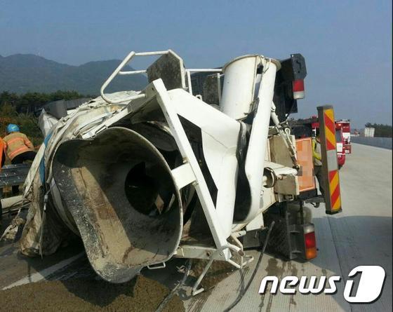 본문 이미지 - 22일 오전 1시45분께 전북 남원시 대산면 감성마을 입구에서 신모(63)씨가 몰던 레미콘이 전복됐다.ⓒ News1