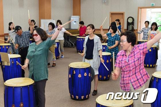 본문 이미지 - 군민들이 평생학습 교육인 모듬북을 치고 있다. 평창군은 23일 평창문화예술회관 일원에서 “평생학습! 2018평창동계올림픽 성공으로 이끌다!” 라는 주제로 ‘제3회 평창군 평생학습축제’를 개최한다.(사진제공=평창군청)2015.10.22/뉴스1 ⓒ News1 정진욱